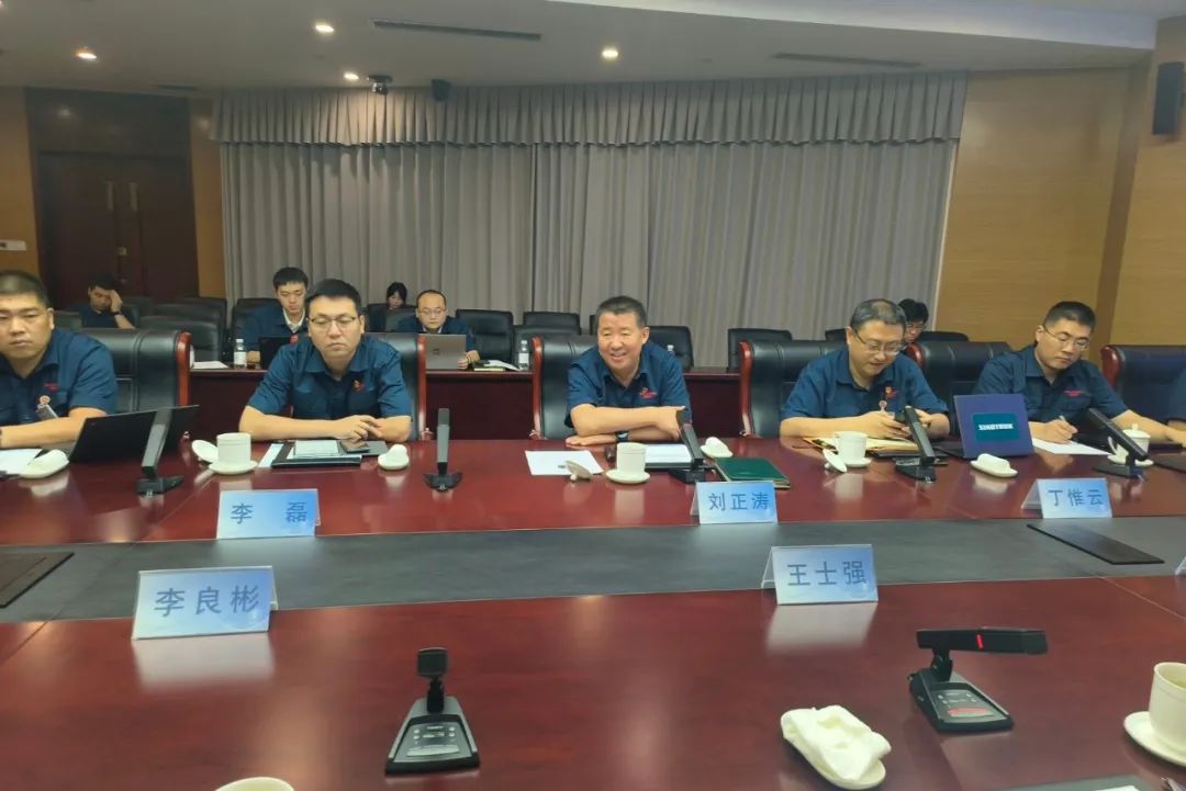 鋰業巨頭贛鋒鋰業董事長李良彬、躍迪集團董事長呂洪濤聯袂造訪中國重汽，與劉正濤董事長洽談新能源領域合作前景